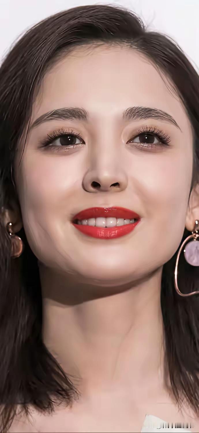 比来比去
其实杨幂是我喜欢的长相，很乖巧，就是老被黑。[灵光一闪]