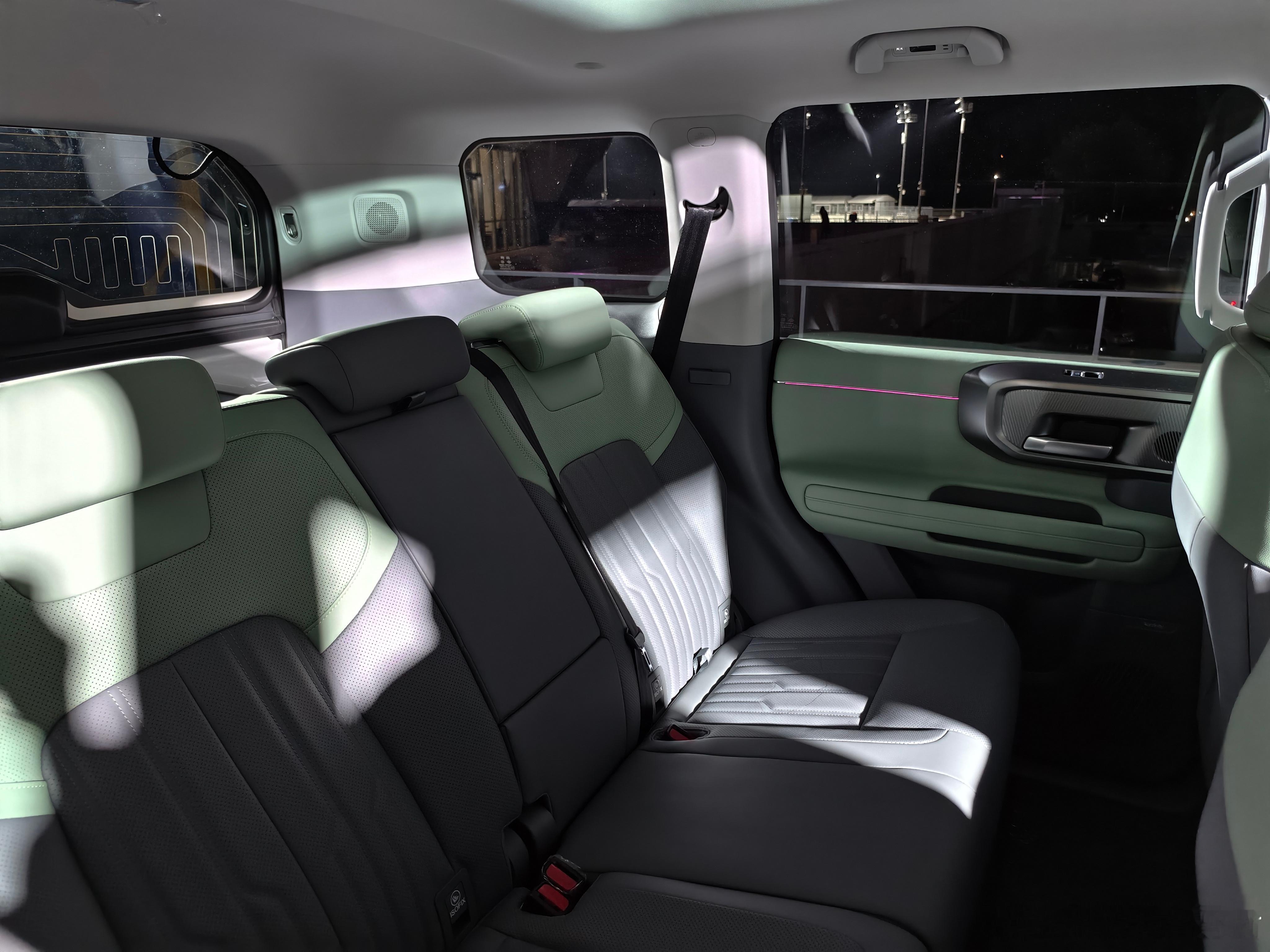 BJ40增程元境智行版昨晚上市了，一款硬派智能SUV限时售价19.49万元。这台