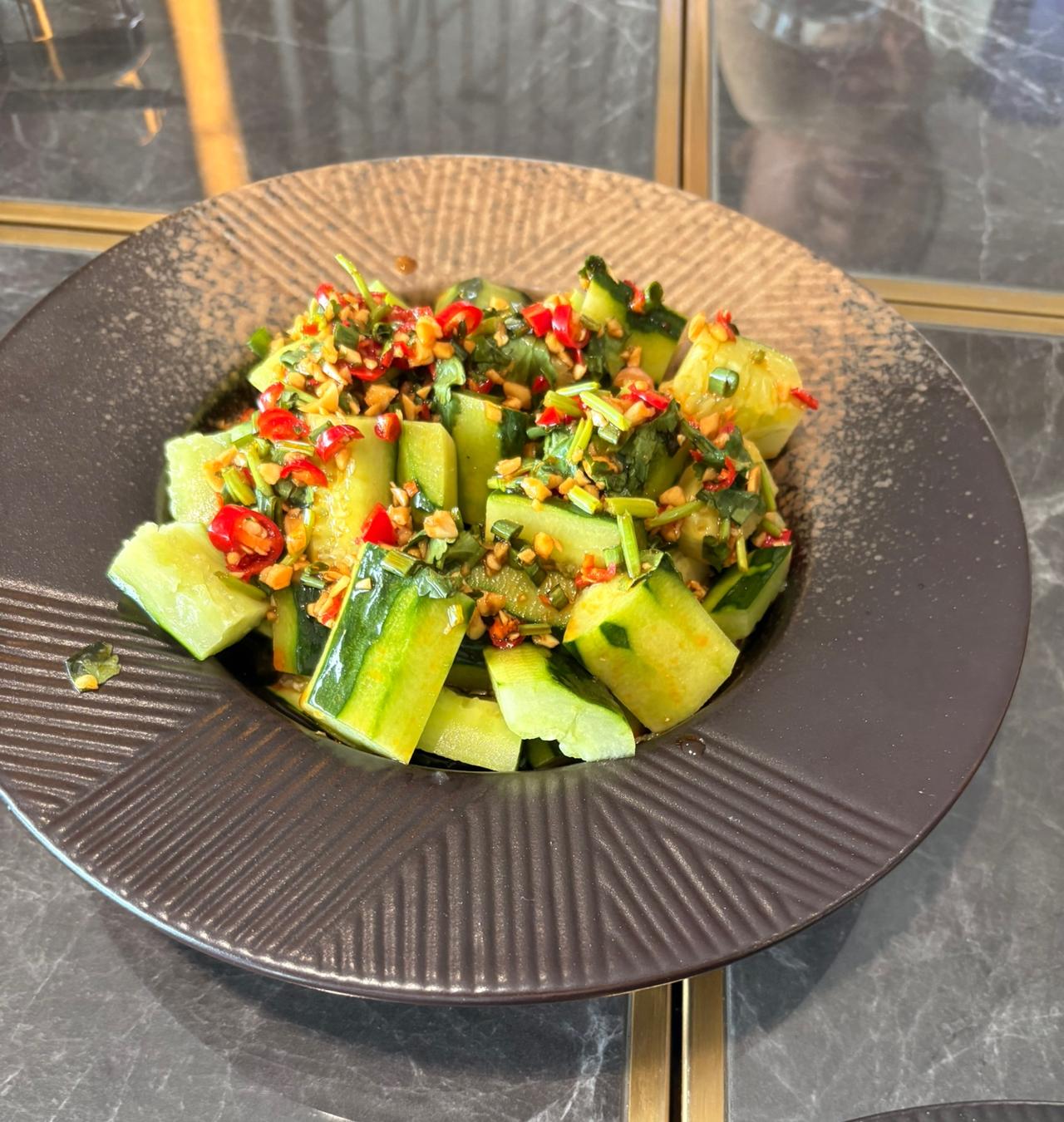 今天去拜访一个客户，
聊到一个话题，
说一般找国内客户的采购的时候，多少都会暗示