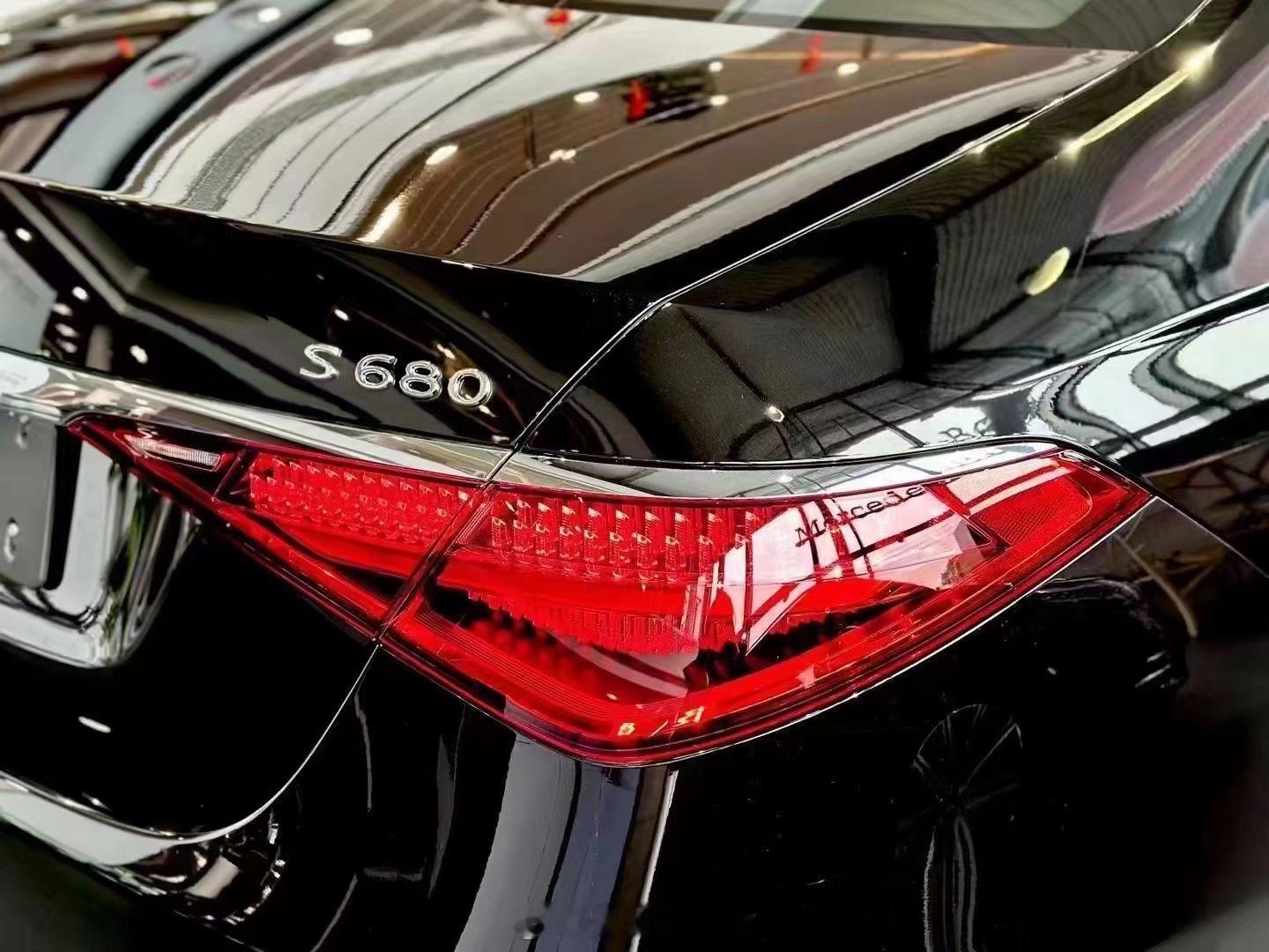 新款奔驰迈巴赫S680，330 黑外米内  可公户，老款指导价是3298000，