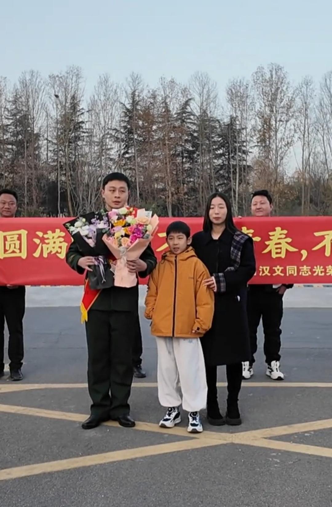 舍小家为大家，
军人和军嫂辛苦了！

在这简单却充满力量的话语背后，是无数军人与