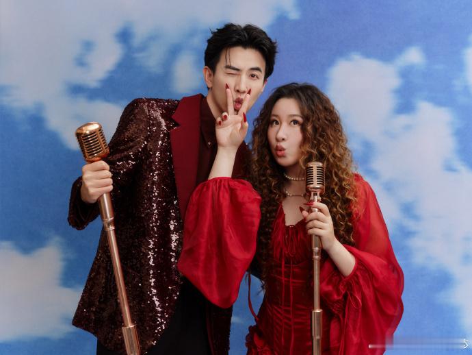 欧莱雅小春晚全开麦 的小品笑到打鸣，傅琰东的魔术《时光复颜》惊艳全场，奶奶团和舞