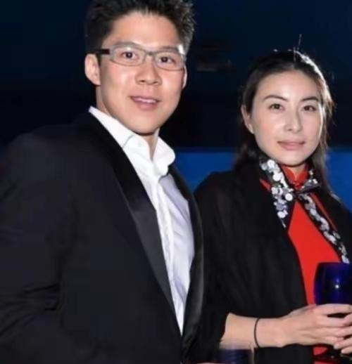 霍家那道门，推开了两次，又关上了两次。
2000年，霍启刚带第一位女友回家。
母