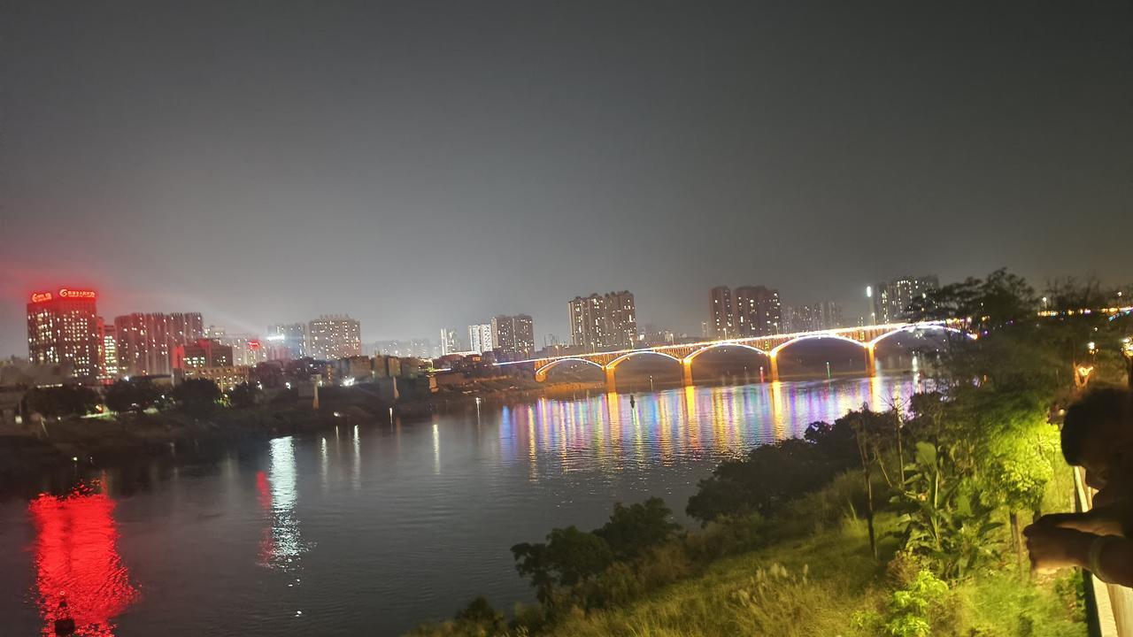 我觉得现在的人有点奇怪，都是以结婚生小孩平评价一个人。假如说一个女人到了三十五岁