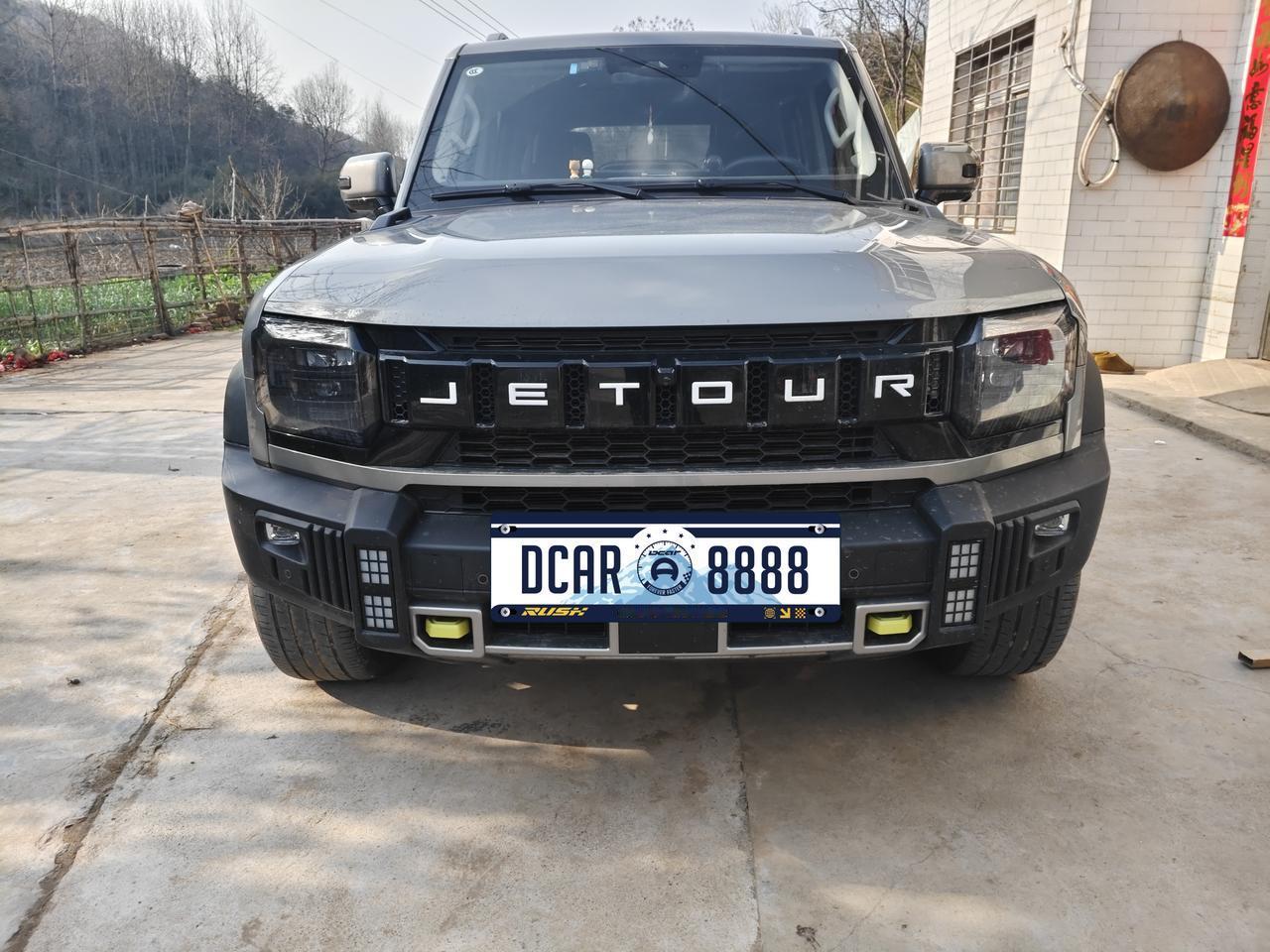 作为捷途旅行者CDM车主，我的第一次焕新升级，从脚垫和手机号牌开始。
提车后最先