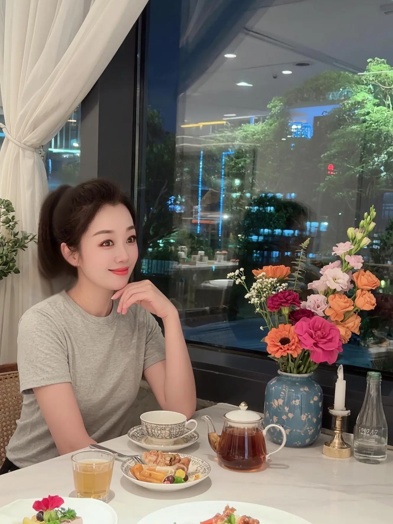 说到心坎里了，活着真难，在不懂爱的年纪结了婚，在懂爱的年纪又身不由己...
