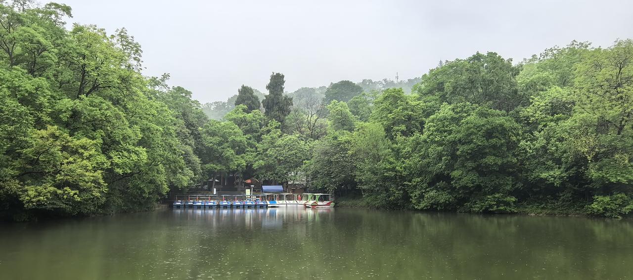 深秀湖烟雨

静坐琅琊深秀湖边，临水煮茶，四面青山叠叠满眼苍翠。
暮春烟雨浅浅漫