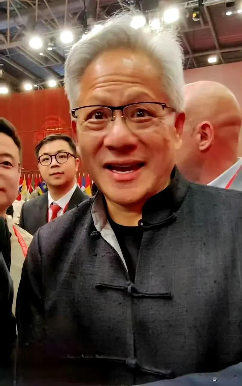 英伟达CEO黄仁勋最近又来中国Social了：见了小米雷军、参加了链博会，穿唐装