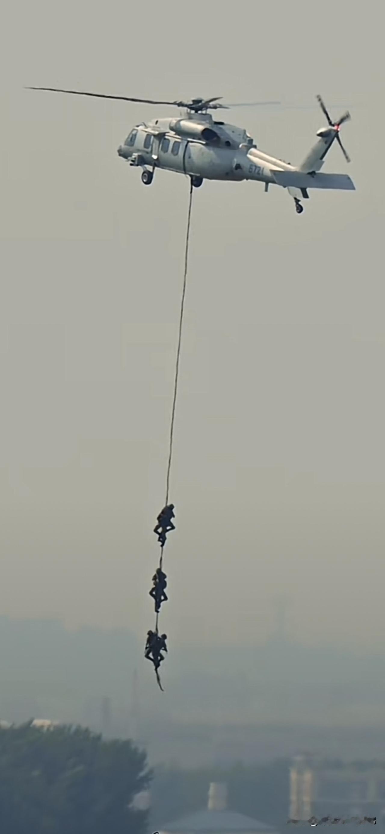 我空降兵部队空中突击旅，还可以这样玩一串蚂蚱式的空中突击，泰酷啦……[赞][赞]