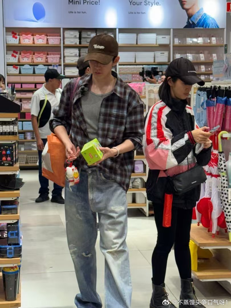邓为墨西哥逛街背雷霆大包这个邓为人夫感爆棚啊，虽然知道是植入，但看到邓为这样想购