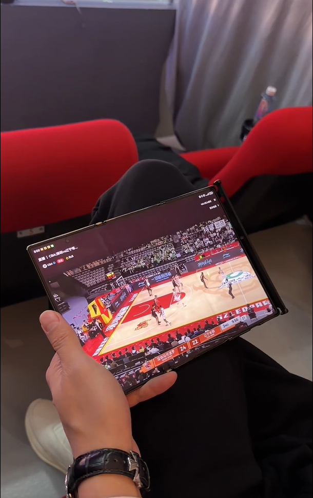 杨鸣指导上海参加F1活动，看了上海男篮比赛，期间也看了辽宁男篮逆转深圳的比赛。杨