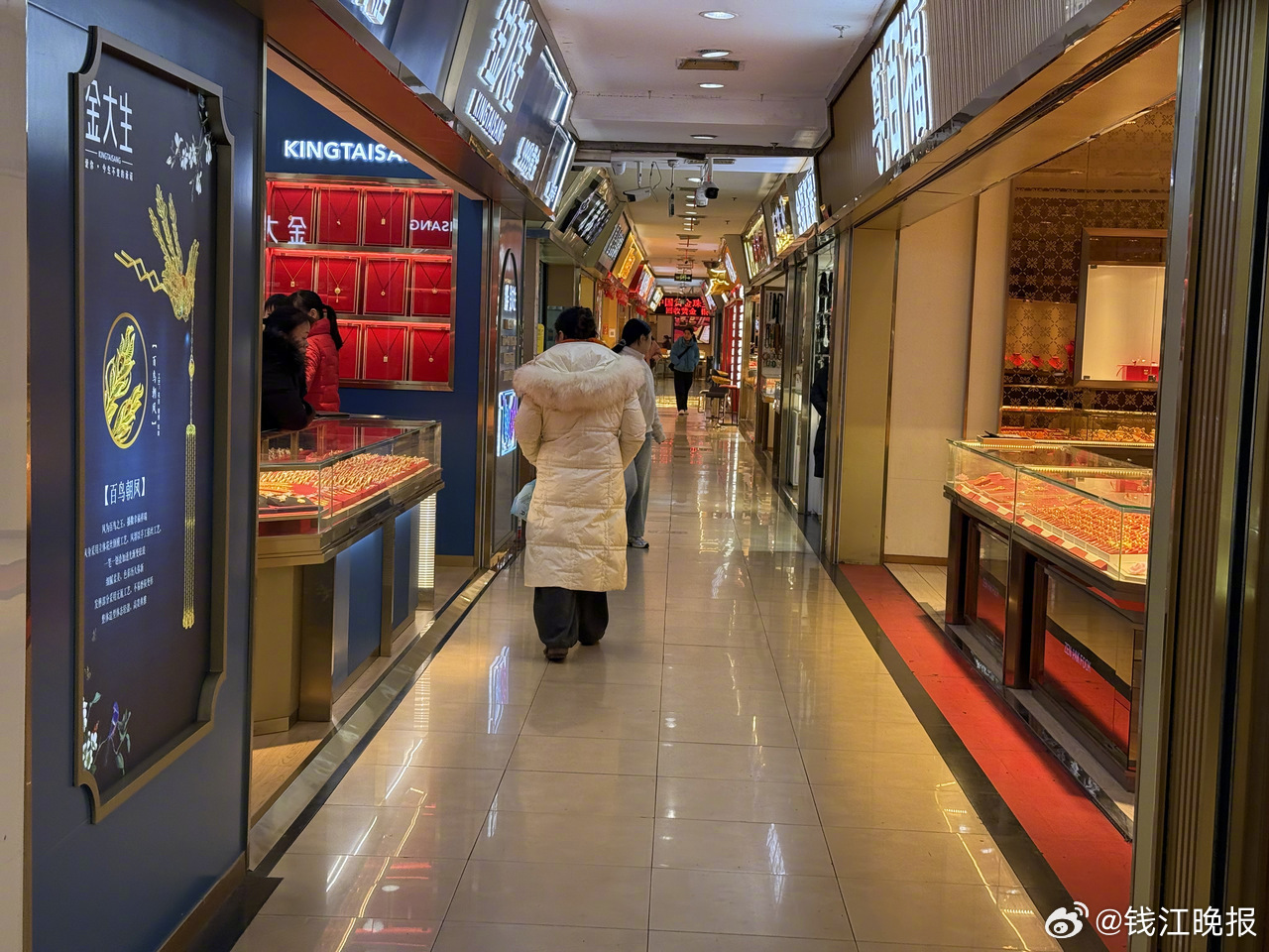 #金价狂飙顾客买金求轻或买道具黄金#【“现在买金，更多是买轻不买重”，但市场依旧