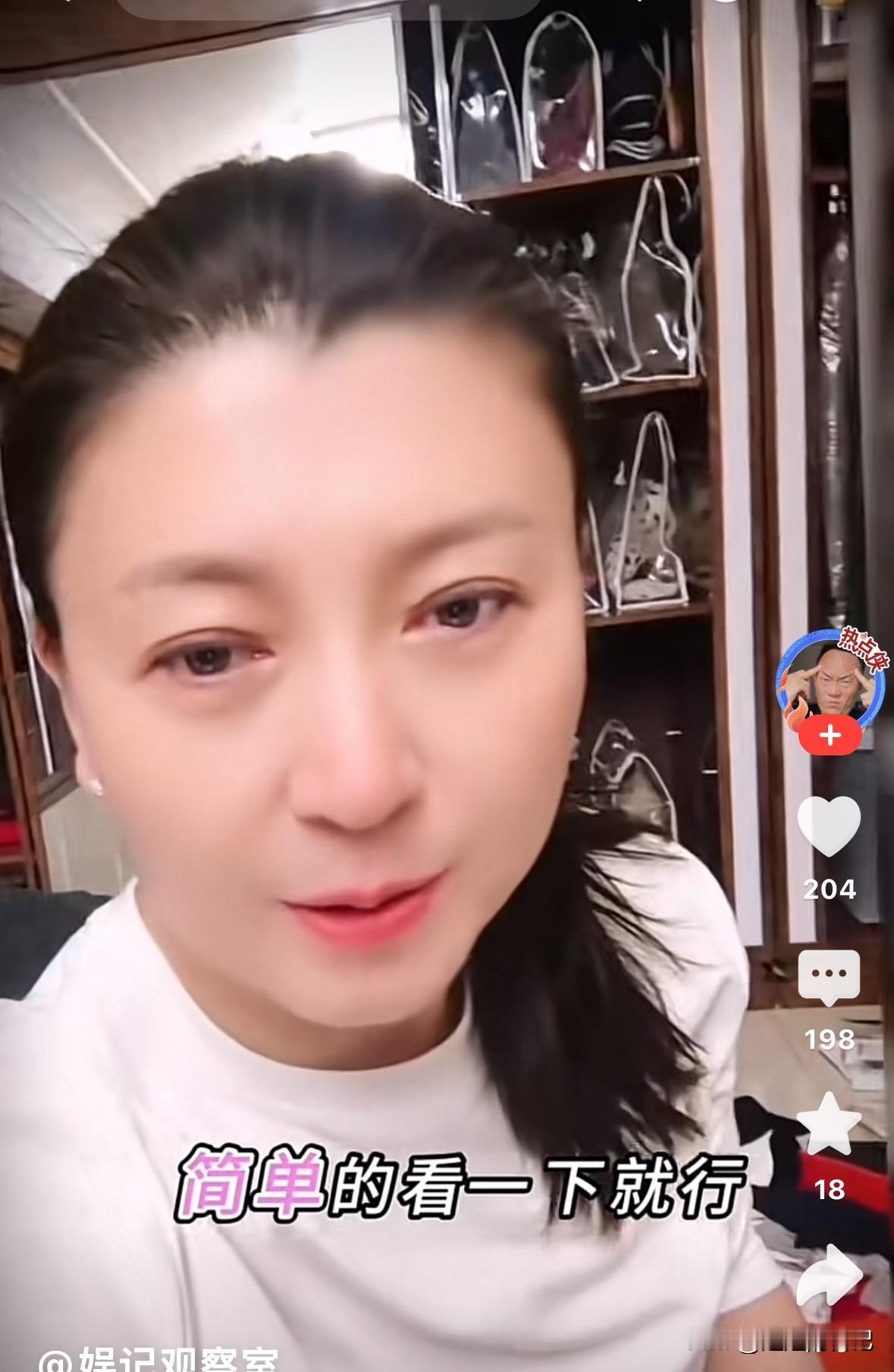 闫学晶公开自己的衣帽间，除了干净整洁，真没有多奢华，除了一些演出服，就是一些平常