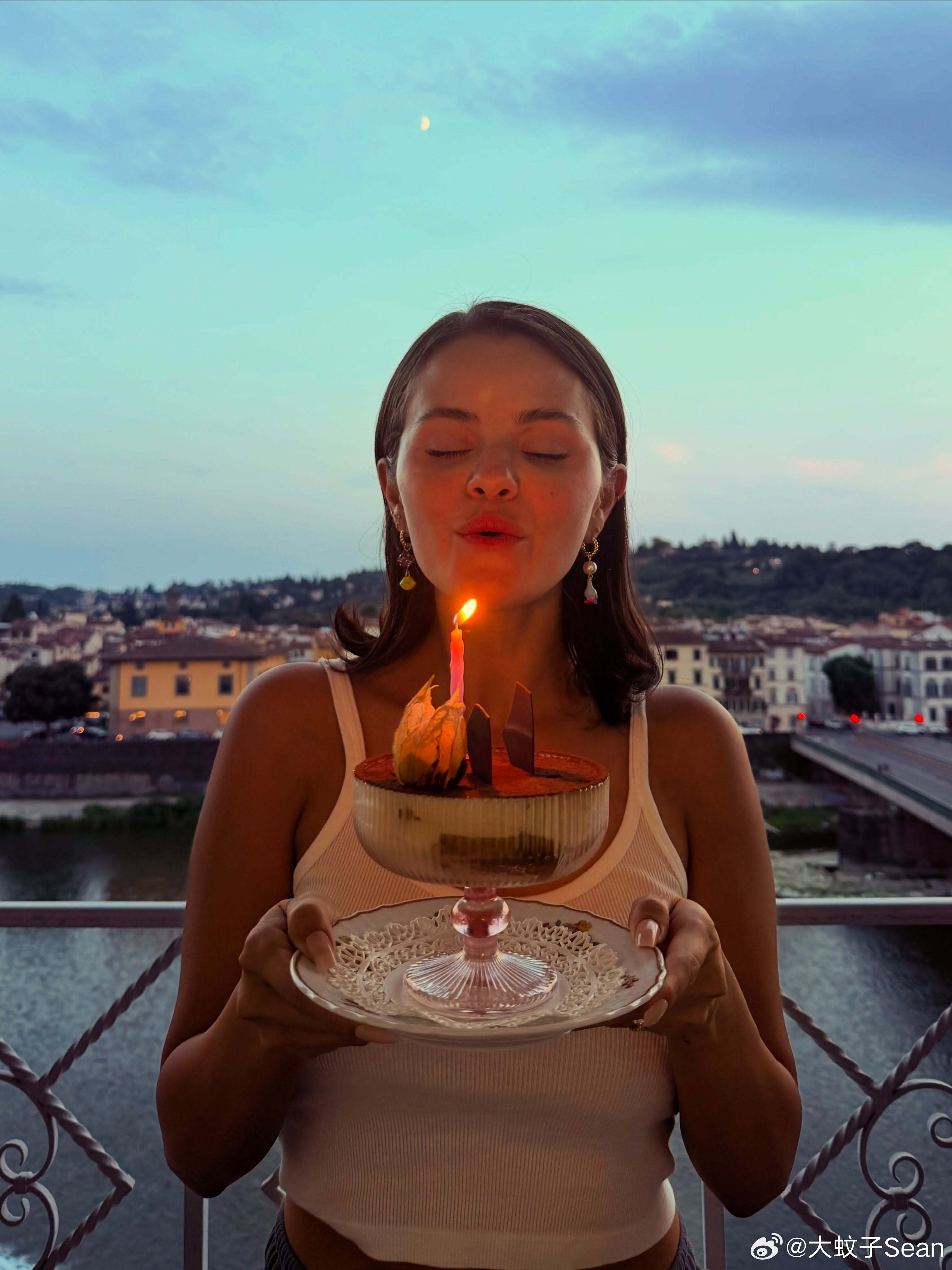 SelenaGomez 赛琳娜戈麦斯晒照为自己庆祝34岁生日，先是感谢了大家对她