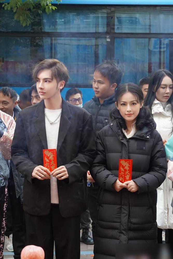 演员哭诉失业一年半，可笑。横店现在叫“竖店”，一天孵化10部短剧，上万人在抢饭碗