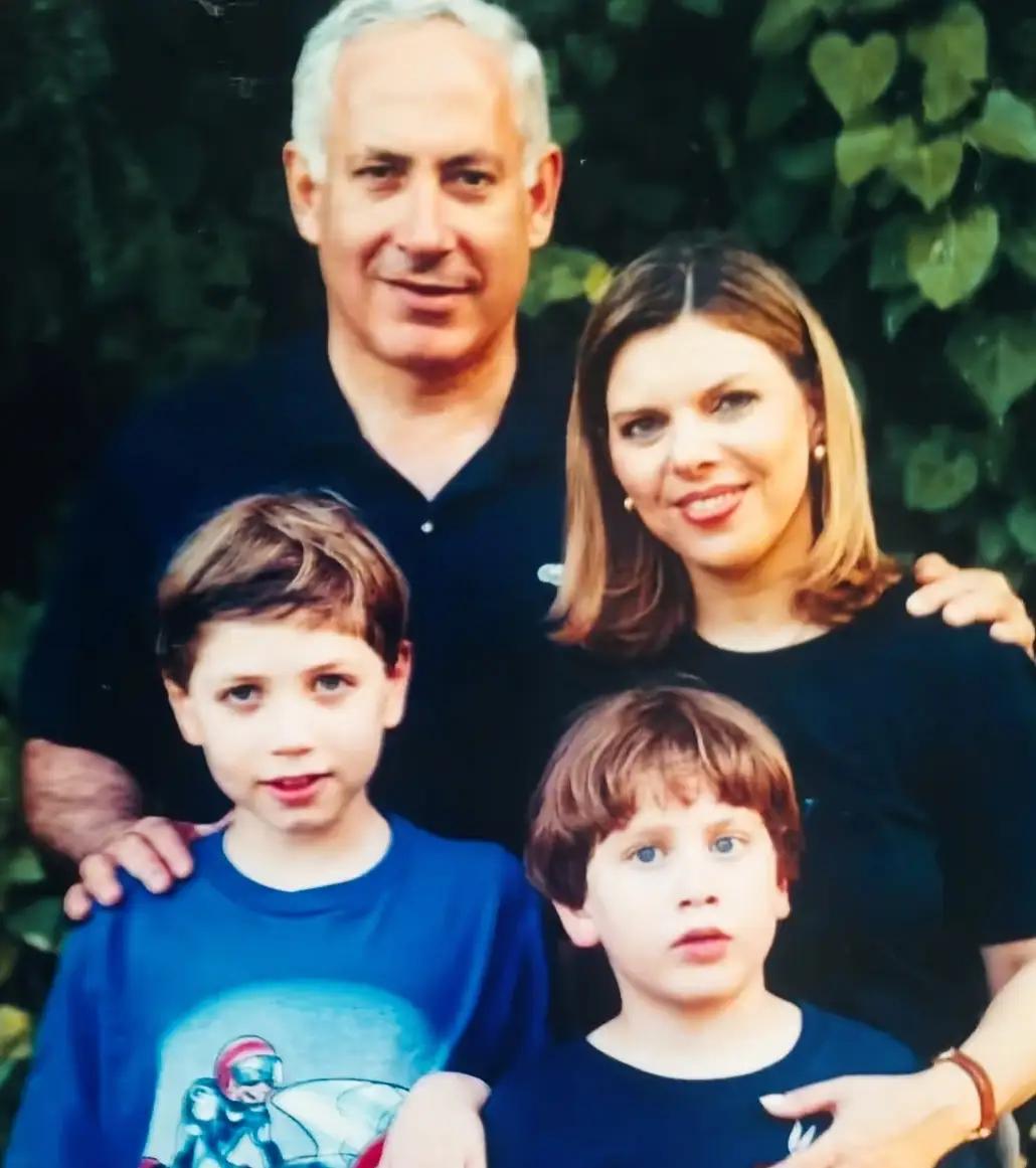 当年内塔尼亚胡的儿子还小，内塔尼亚胡那还没发福的妻子还是有点姿色的。后来，他儿子