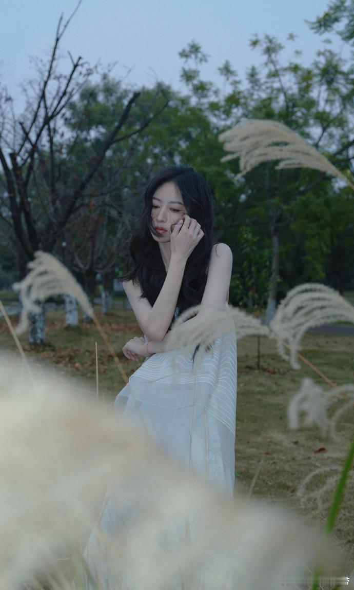 周雨彤本应该从从容容游刃有余 晚会候场本应气定神闲的周雨彤，被升降机“提前召唤”