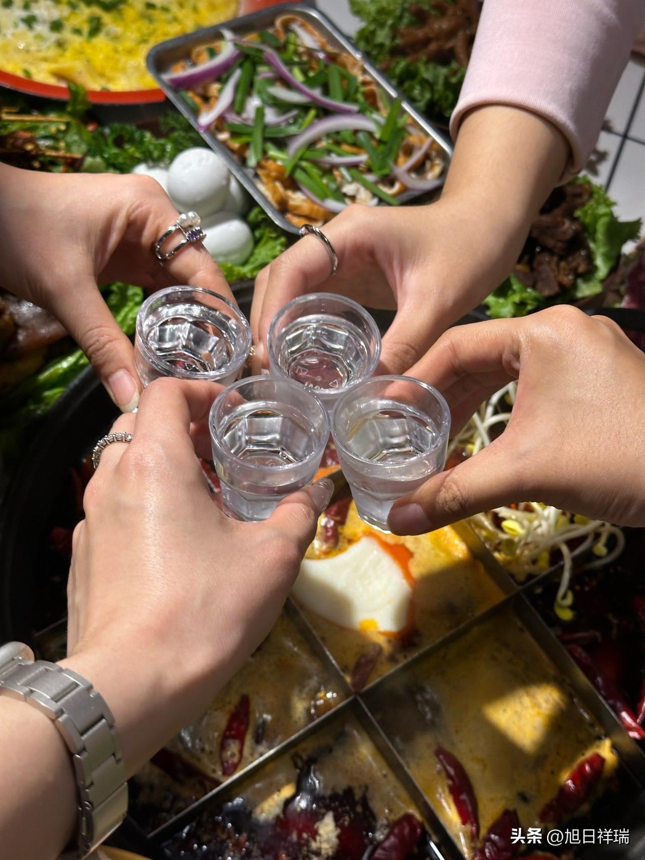 男子聚餐饮酒后死亡，8名同饮者被索赔30万 一审判酒局组织者赔偿45896元！一