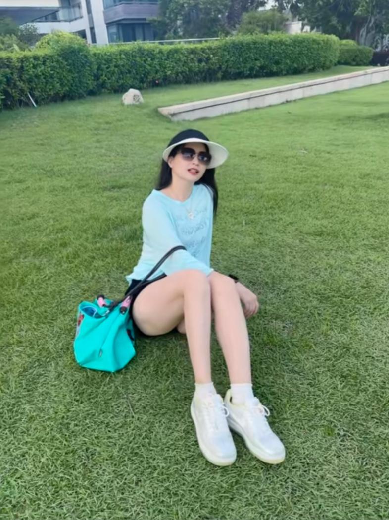 张大炮太糊涂了，天天往外跑，把自己的老婆小鱼儿扔在家里边。这么漂亮的女人放家里，