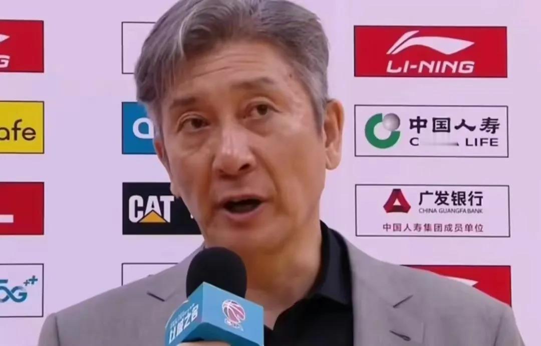 深圳男篮主帅：明明是裁判自己犯错，非要把错误放在我们身上。裁判的不作为，不是一日