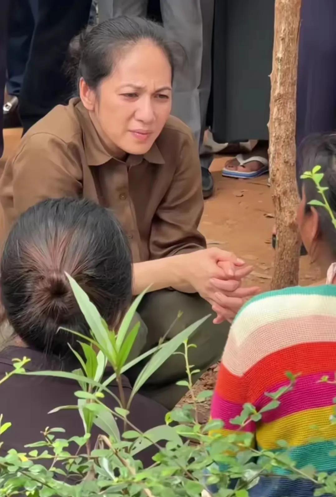 柬泰边境冲突停火后，柬埔寨第一夫人碧占莫妮第一时间赶赴边境慰问受到战争波及的灾民