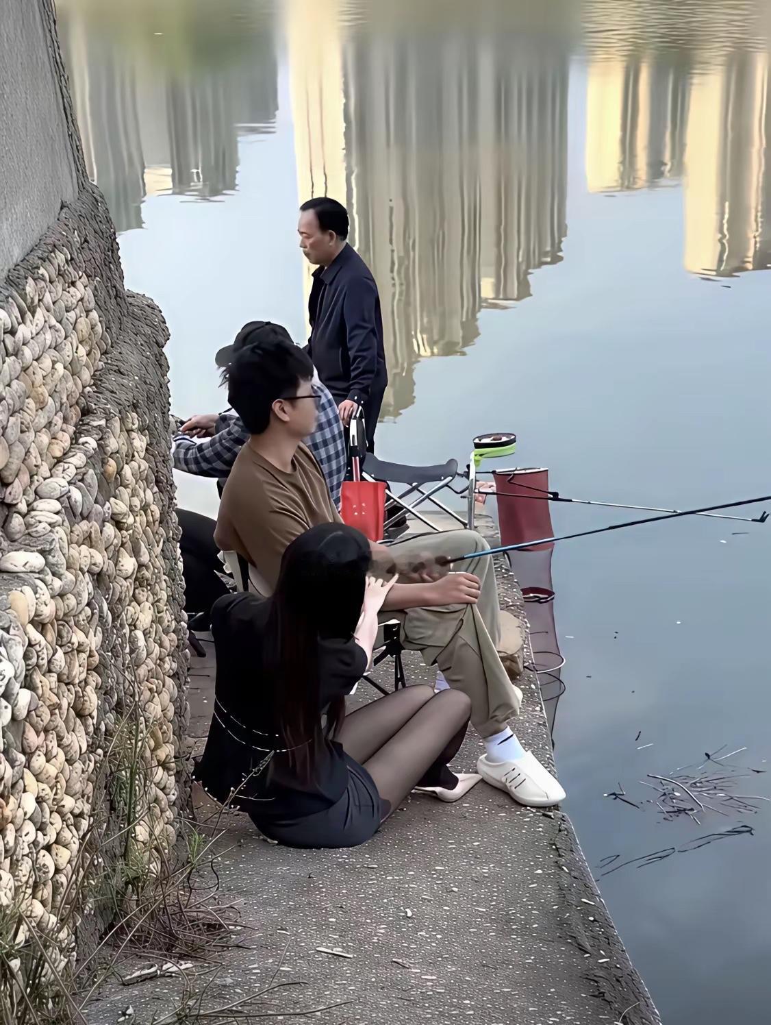 人家都是逃避生活去钓鱼
你这生活还需要逃避吗？