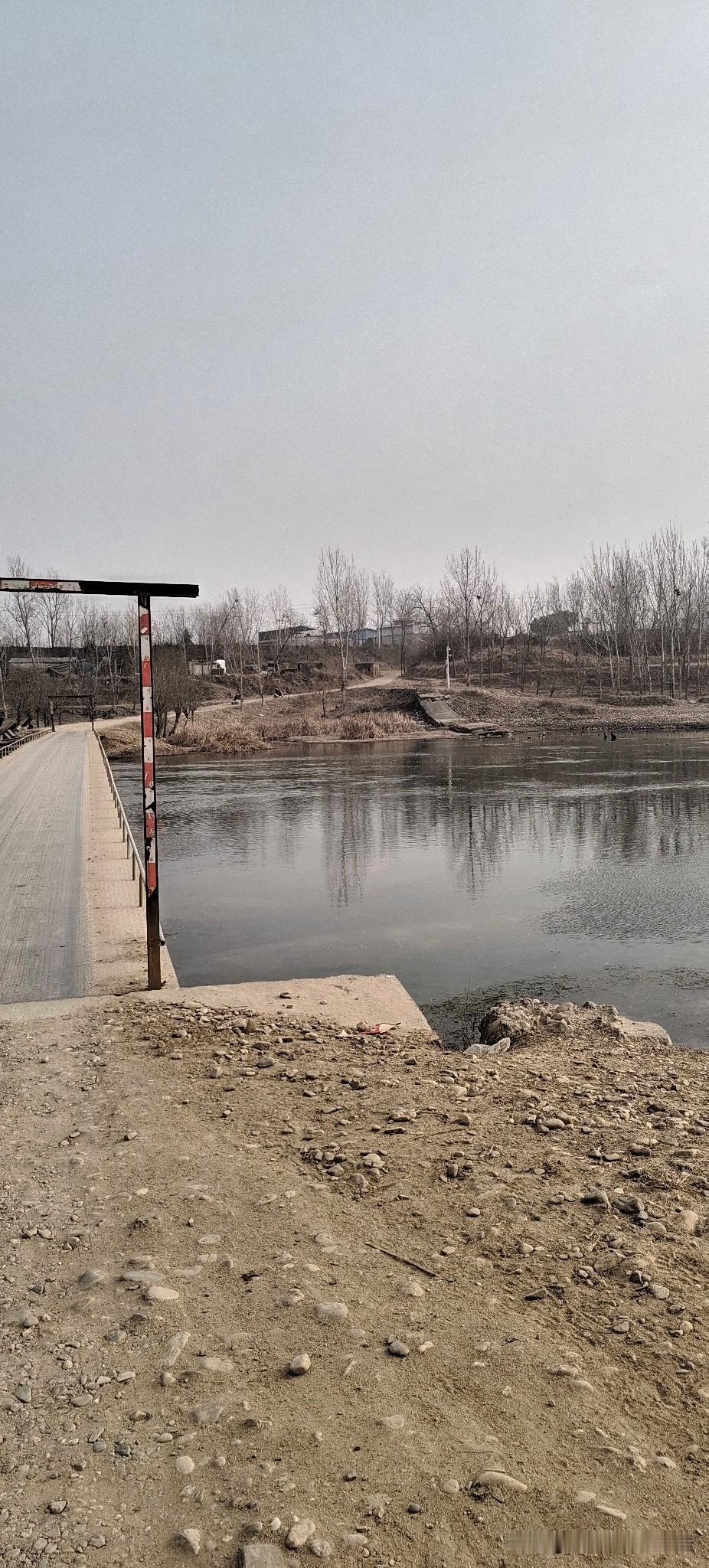 今天路过老家这座老漫水桥，脚底下的木板硌得慌，我心里却觉得特别踏实。
河水安安静