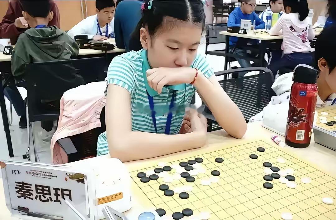 深夜这记重锤把棋坛都震醒了！19岁的职业二段秦思玥被扒得底裤都不剩——凌晨摸黑溜