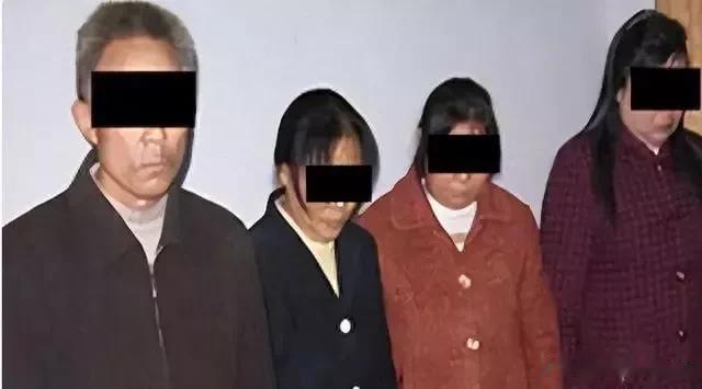 太阳总是照常升起，明媚的阳光落在大地上。在广东，夏天蝉鸣的时候，李也像往常一样上