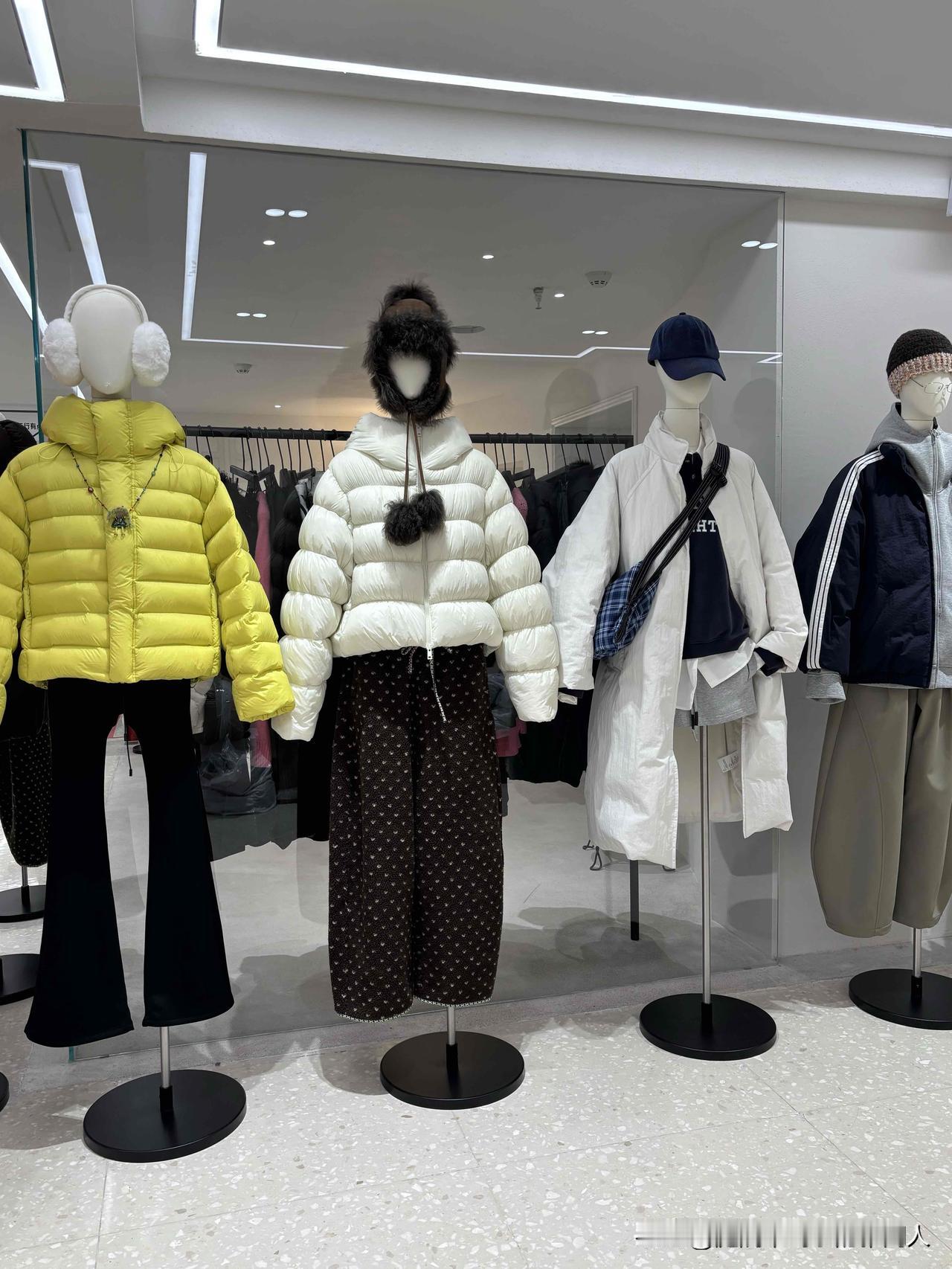 今天陪女儿去逛商场，换季了嘛，打算给她买两身衣服。

我这40多岁老阿姨是越逛我