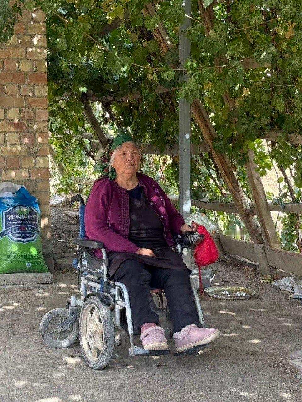 “见过蓝色的蜂蜜，但你知道新疆天然的罗布麻蜜是什么颜色吗？关注 ，也请关注  ，