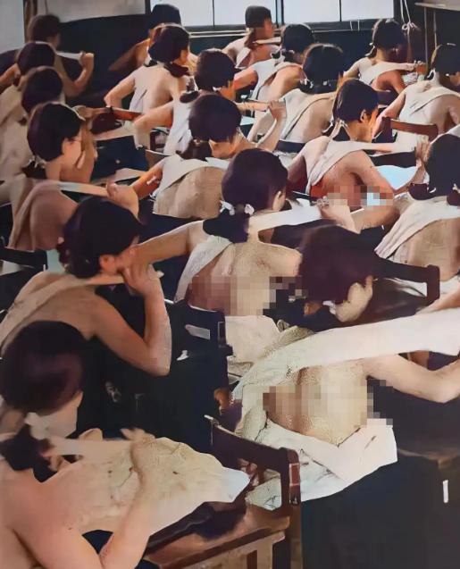 1938年，日本国内，女高中生上课一丝不挂地接受军国主义的熏陶时，留下的老照片，