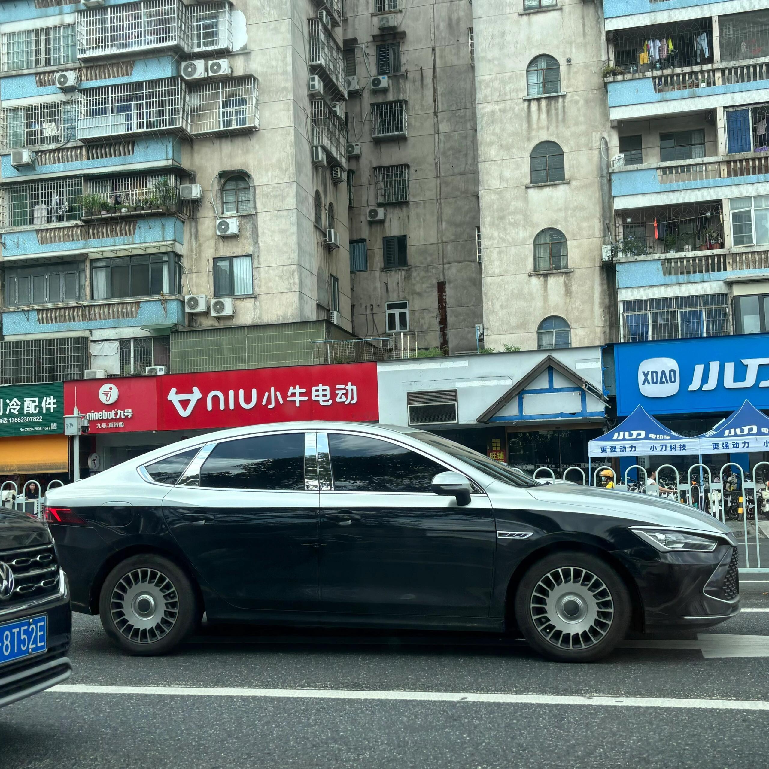 比亚迪秦-迈巴赫VS比亚迪汉-迈巴赫，给汉贴上Logo真有点那味儿[笑cry] 