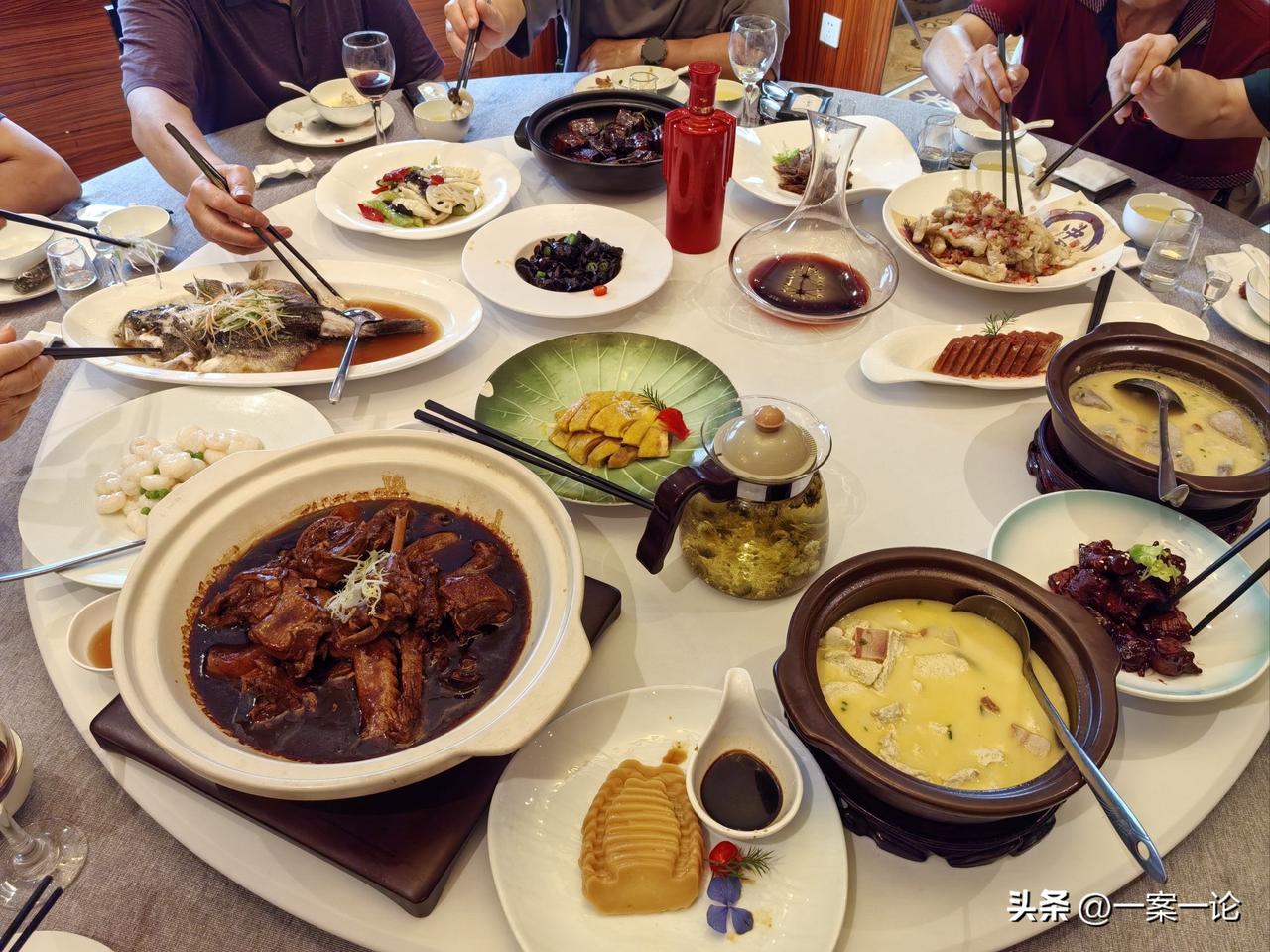 海南万宁，一饭店老板认识了一位大客户，对方隔三差五就来他这点一桌子好菜，宴请朋友