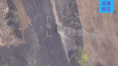 在卢甘斯克斯瓦托沃地区，俄军无人侦察机发现了乌军装甲部队，“柳叶刀”连续发起攻击