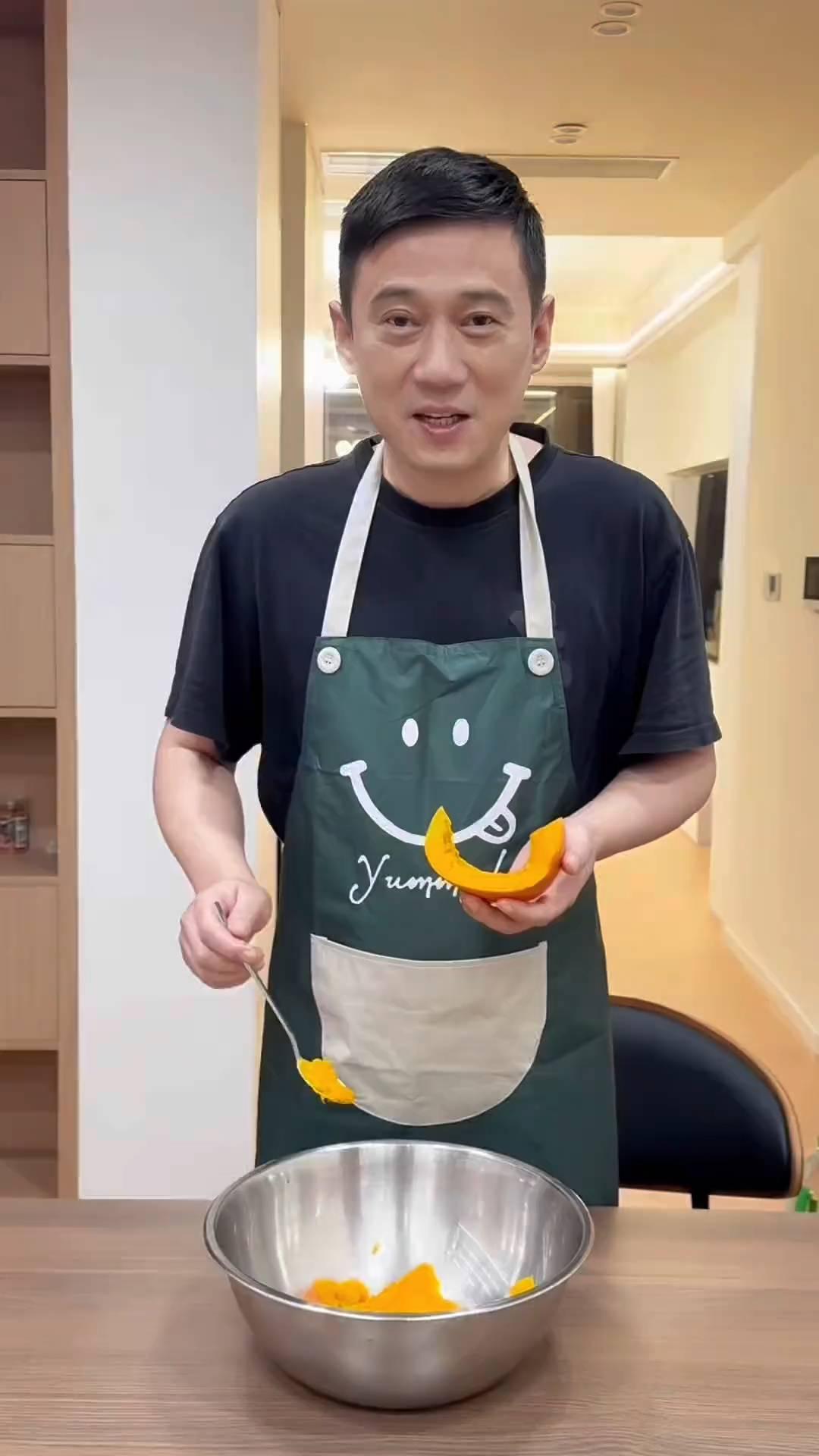 今天在家里做南瓜馒头，跟大家分享一下，跟你老丈人学的，给你老婆做。
·先把南瓜切