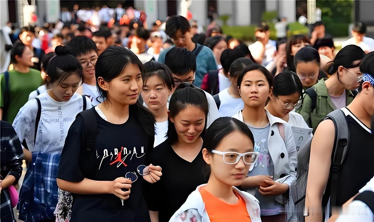 务实底色下的进阶策略
对于缺乏背景资源的农村学子，选专业的核心逻辑是「高技术门槛