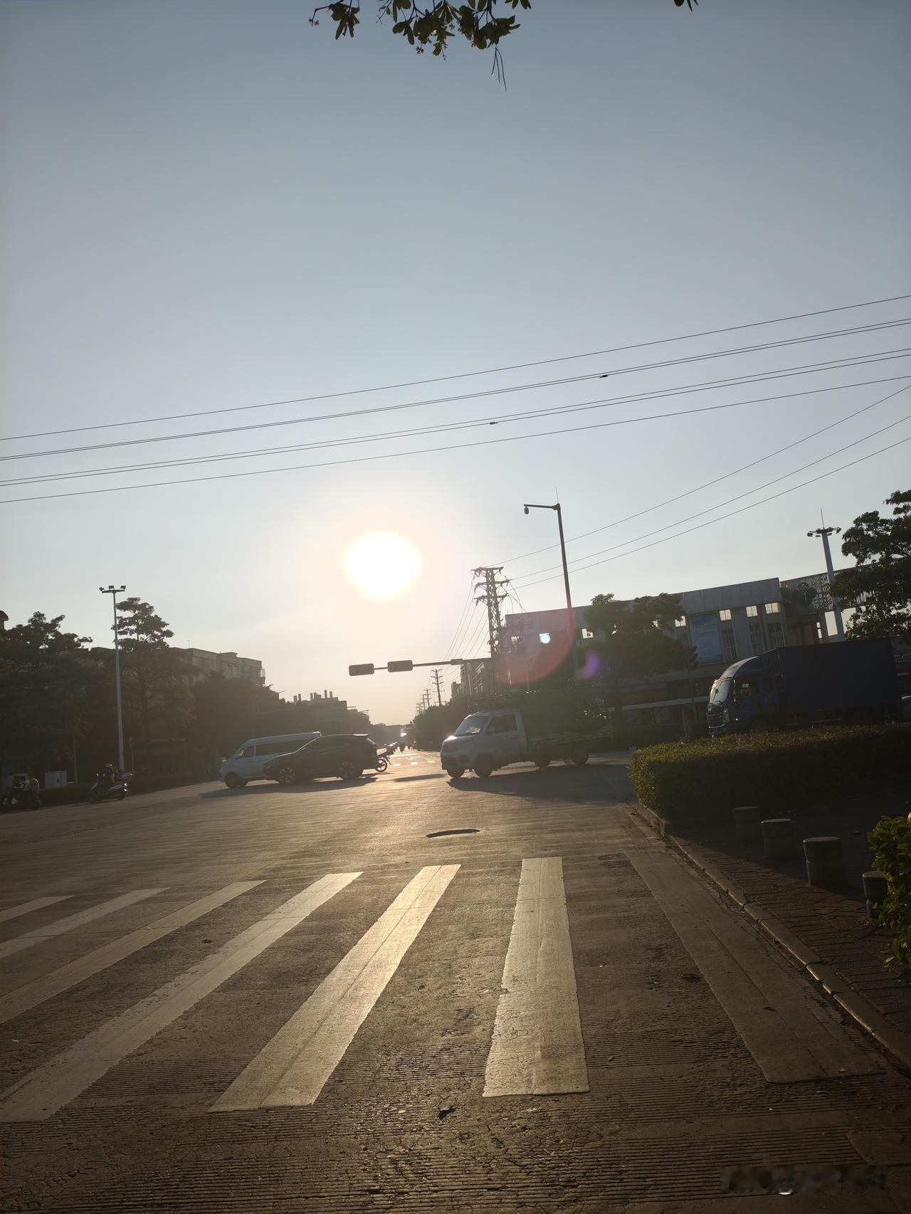 我发现我现在活成了一个孤独的人。
每天2点.1线，家里公司，公司家里。
基本不外