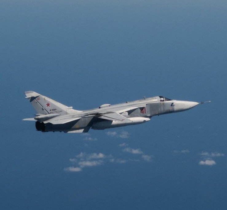 俄空天军一架Su-24MR在波罗的海上空飞行，因为接近瑞典空域，瑞典空军出动了J