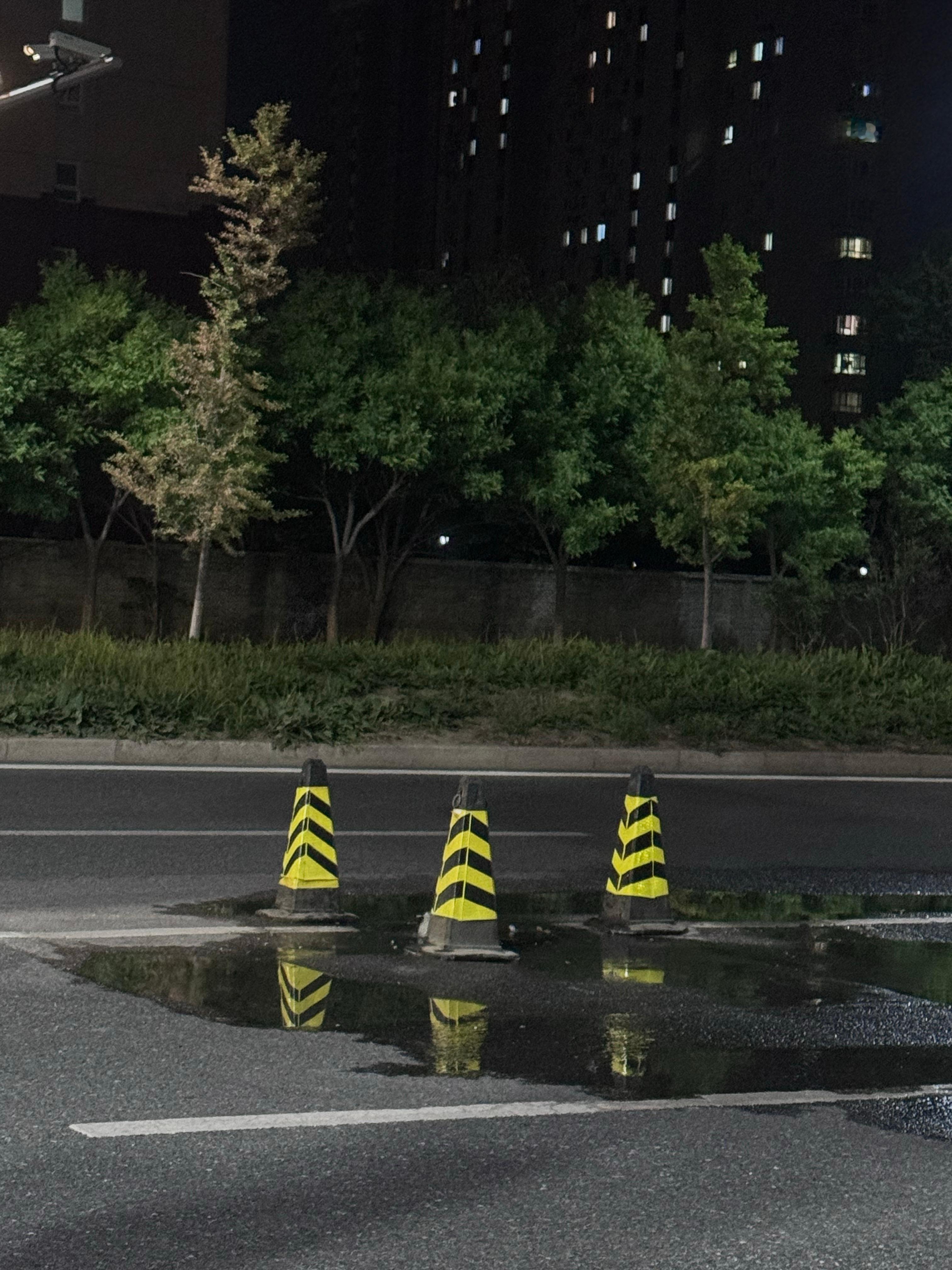 三个半月过去这个散发恶臭的井盖终于不一样了换了带灯的路锥 ​​​