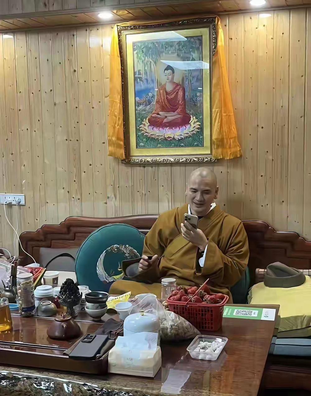 大师喜欢热闹，吃斋念佛还习惯吗？
   以前的庙宇为什么选择深山老林里僻静的地方