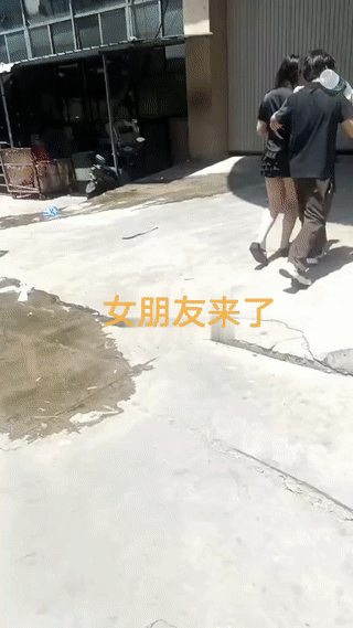 一名男子在物流仓库上班。
他的女朋友大热天的过来找他玩。
看到女朋友来了，他专门