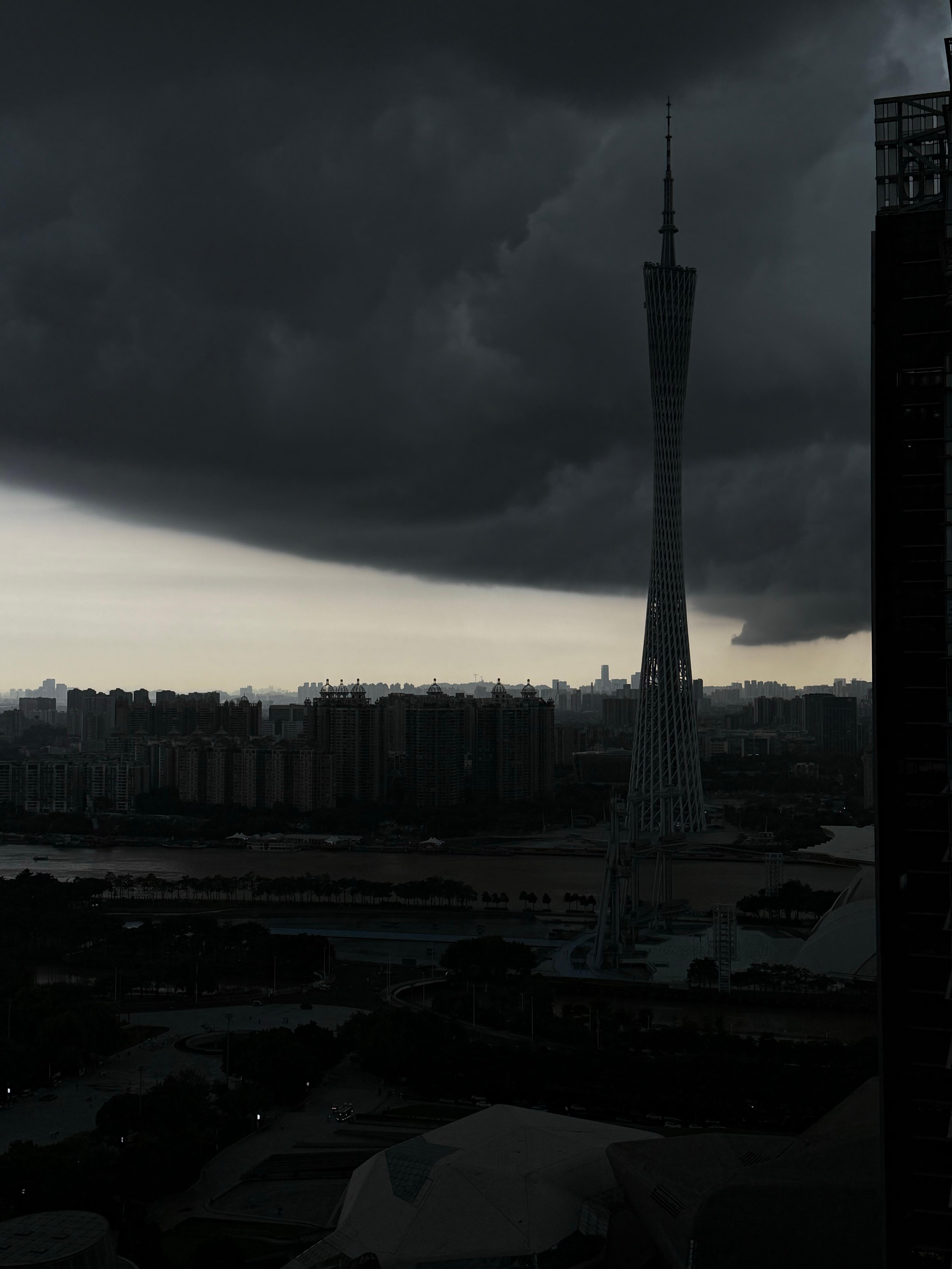 此刻的珠江新城，广州这雨真是下没完啦。  ​​​