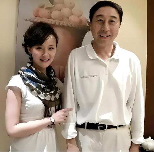 我就是冯巩的秘密情人，他答应给我五十万，却翻脸不认人！2004年，一保姆跑到冯巩