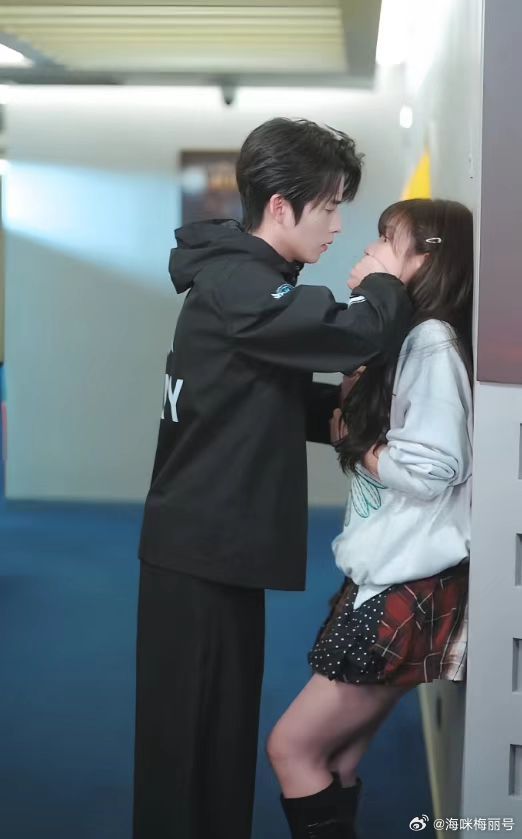 100部微短剧中精品剧仅有不到2部 精品占比仅1.6%，低俗拜金、擦边暴力泛滥，