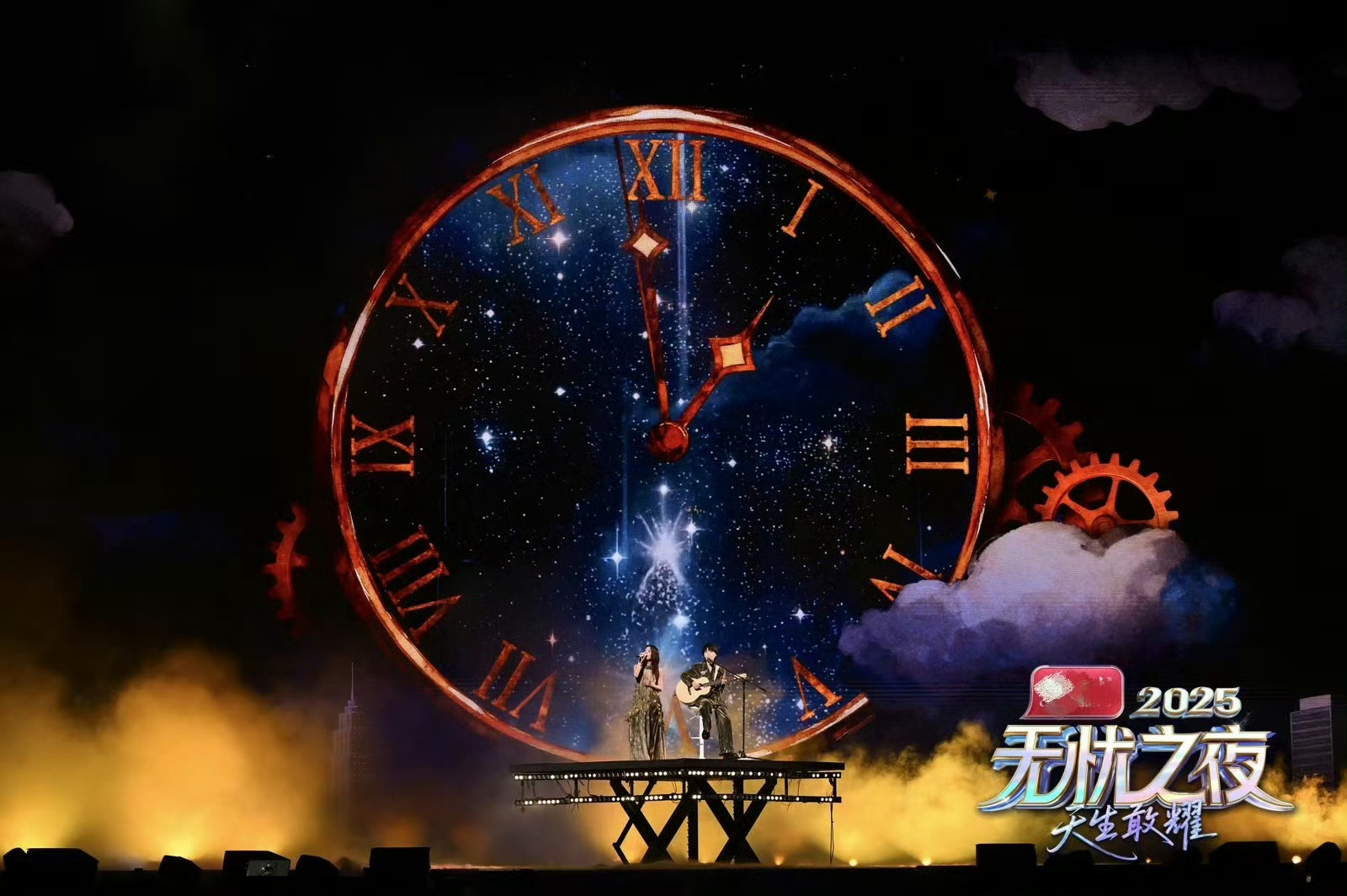 房东的猫日暮里舞台氛围感房东的猫在日暮里舞台开唱，氛围感绝了！像一场绚丽烟火秀，