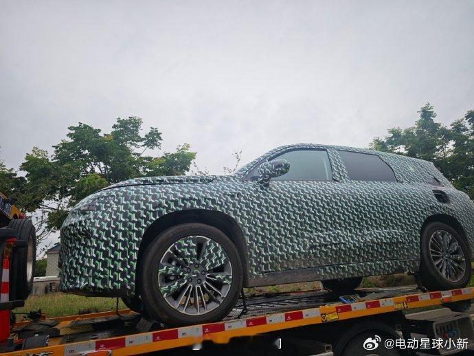 据博主透露这是零跑汽车D系列的一款新车型，将冲击30万级市场，尺寸较大，预计为三