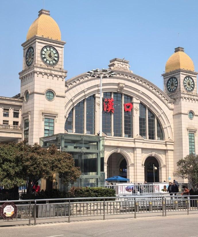 在武汉整整待了三天，结果就出门干了三顿饭的正经事，剩下时间全窝在酒店疯狂打游戏。