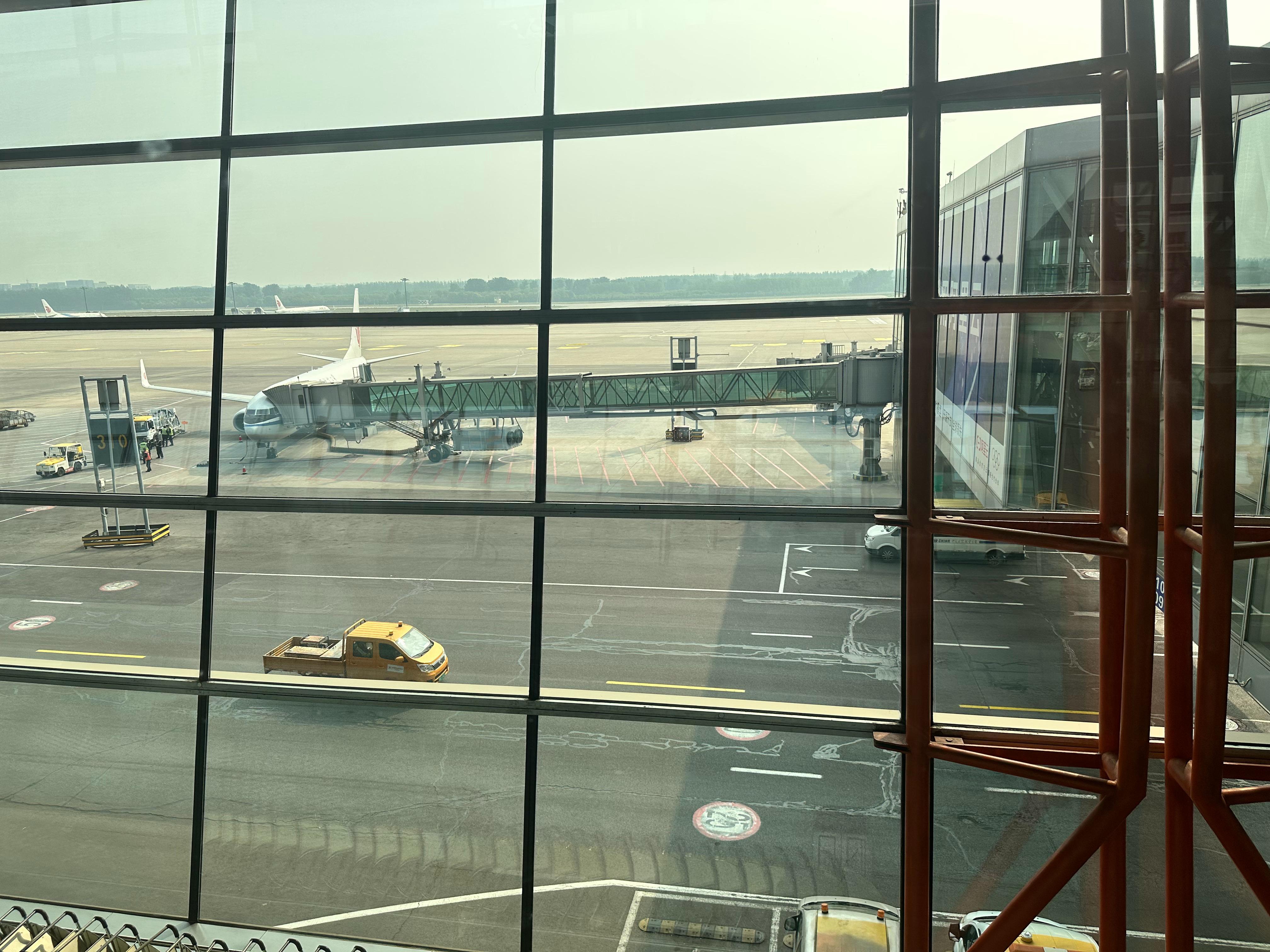 很多航空公司的地勤和空乘给我的感觉是两种状态。不少地勤的好脸色仅限于高卡，普卡能