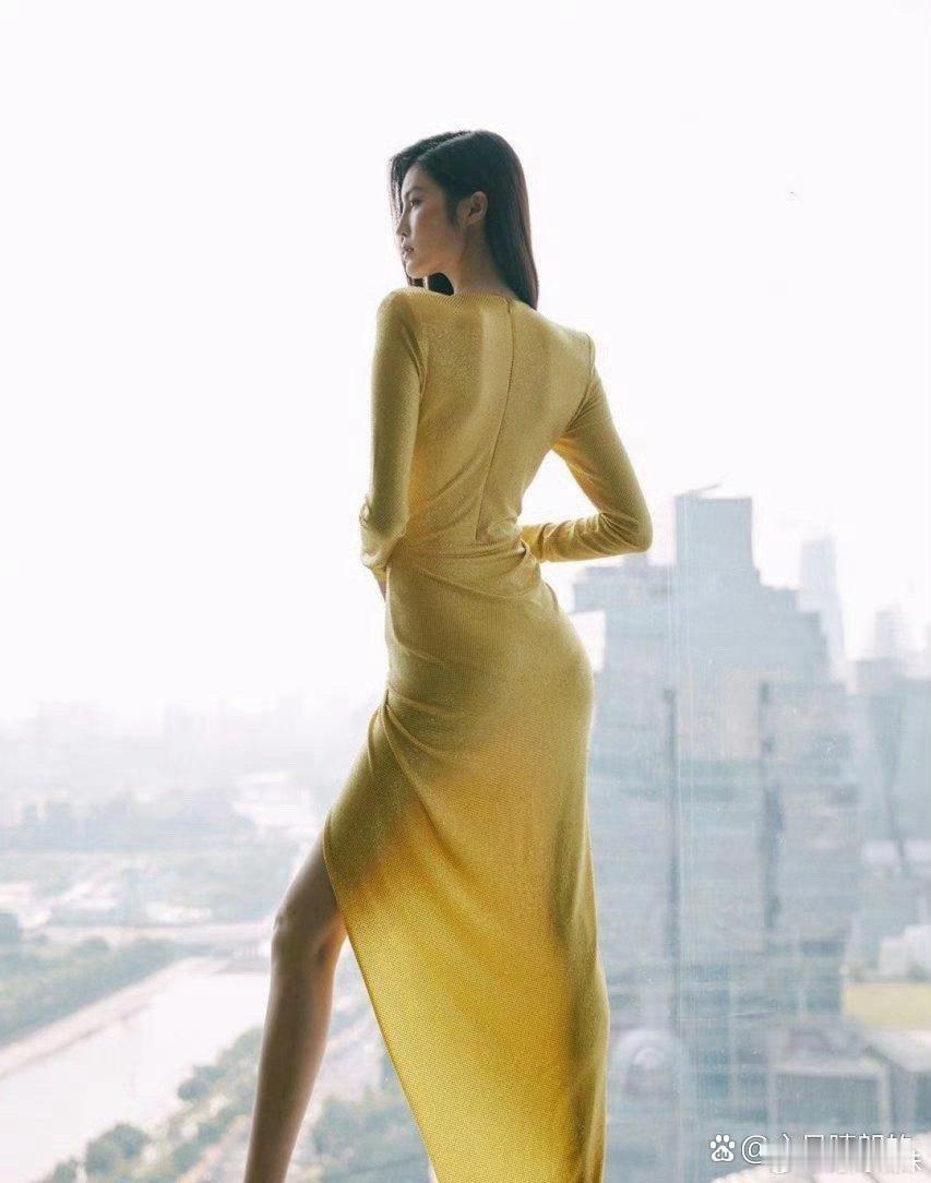 何穗不仅有着令人称羡的身材，还展现出独特的时尚魅力。在众多明星中，她始终散发着耀